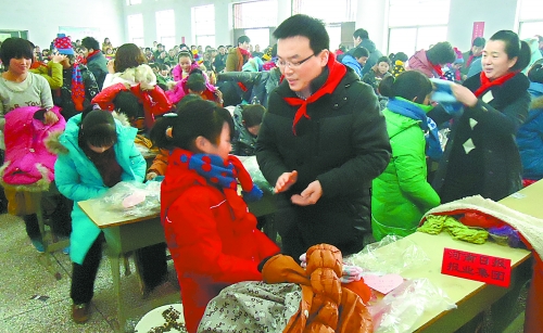 1月20日，省直團工委組織19個省直廳局的38名青年干部，來到三門峽市澠池縣果園鄉(xiāng)，開展“大手拉小手