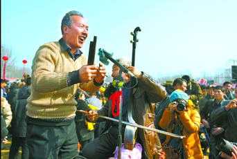 2月22日，寶豐馬街書會上，說書藝人正在表演。記者 史長來 攝