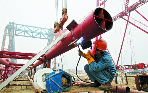 2月25日，在跨越南水北調(diào)總干渠的鄭州新鄭南段十里鋪公路橋施工現(xiàn)場(chǎng)，建設(shè)者在緊張地施工。