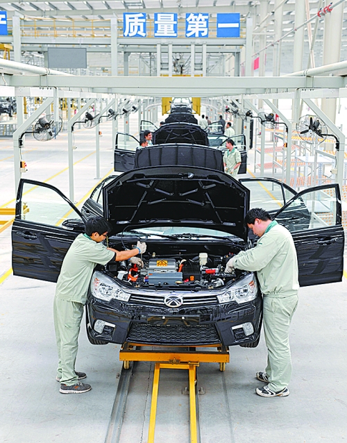 　　4月16日，新鄉(xiāng)市新能電動(dòng)汽車有限公司的工作人員在電動(dòng)汽車生產(chǎn)流水線上作業(yè)。目前，新鄉(xiāng)現(xiàn)有規(guī)模以