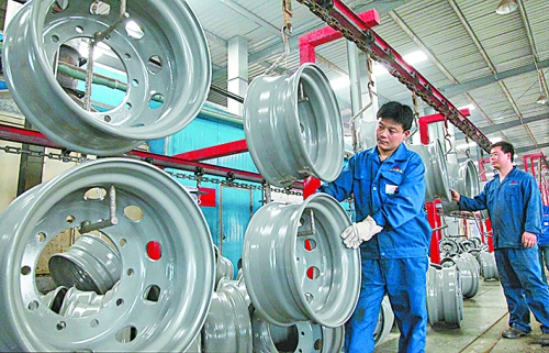 4月25日，許昌恒豐實(shí)業(yè)有限公司的員工正在生產(chǎn)重卡車輪。喬利峰 攝
