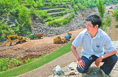 　　5月5日，魯山縣趙村鄉(xiāng)關(guān)岈村青年時(shí)軍偉看著正在建設(shè)的兩座小型水庫開心地笑了。他1994年開始外出