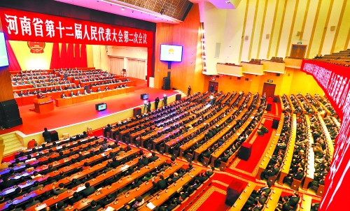 　4月1日下午，河南省第十二屆人民代表大會(huì)第二次會(huì)議在省人民會(huì)堂開(kāi)幕。 記者 郭 宇 董 亮 攝