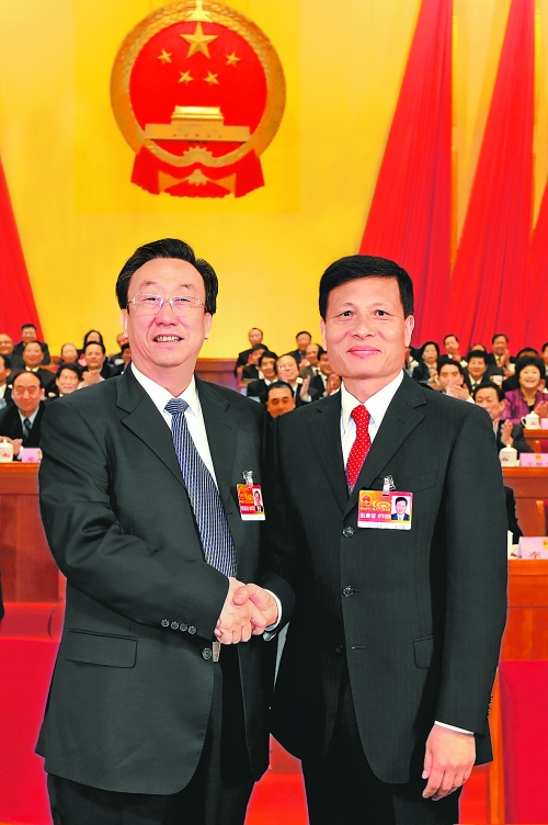 4月2日上午，新當(dāng)選的省人大常委會主任郭庚茂與新當(dāng)選的省人民政府省長謝伏瞻親切握手。郭宇 董亮 攝