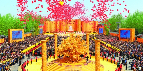 癸巳年黃帝故里拜祖大典于4月12日上午在新鄭舉行，來(lái)自海內(nèi)外的炎黃子孫，共同祭拜中華民族的人文始祖軒
