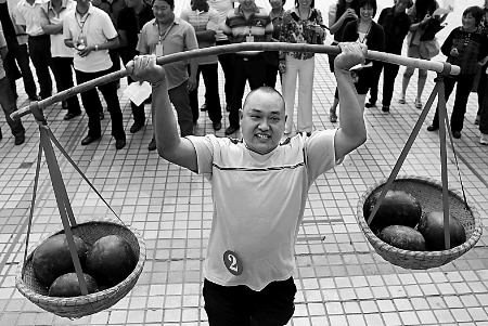 節(jié)會現(xiàn)場，一位瓜農(nóng)正在表演西瓜舉重。