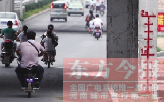 昨日，鄭州市航海路與京廣鐵路立交橋下，用紅線(xiàn)標(biāo)注的“水位警戒線(xiàn)”