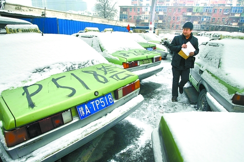 　12月21日，工作人員正在登記套牌出租車、假出租車