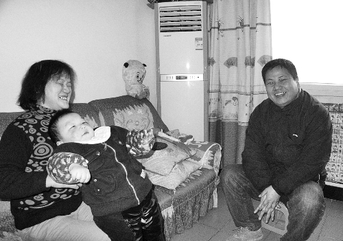 恩人找到了、飯碗保住了，張新明（右）與原竹青都開心地笑了。
