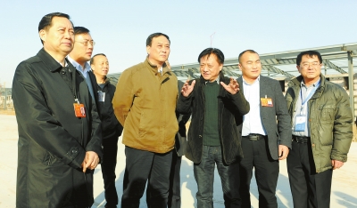 　　鄭州手拉手集團(tuán)董事長賈長明（右三）向省農(nóng)業(yè)廳廳長朱孟洲（右四），省政府副秘書長、省政府駐京辦主任
