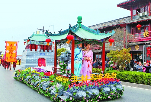 2013中國(開封)清明文化節(jié)舉行大巡游活動(dòng)。記者 鄧放 攝