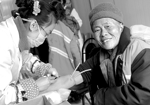 1月14日，汝南縣為全縣460多名環(huán)衛(wèi)工人免費進行心電圖、胸透等13項健康檢查，并建立了個人健康檔案