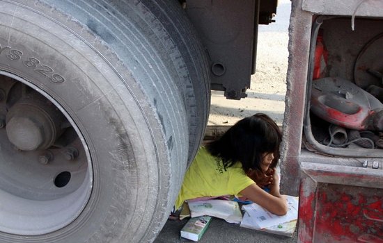 安陽(yáng)11歲女孩被40噸大貨車碾壓 始終沒落一滴淚