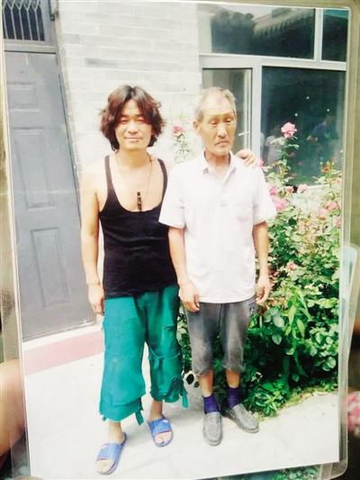 拍片間隙，王寶強與楊林貴在片場合影