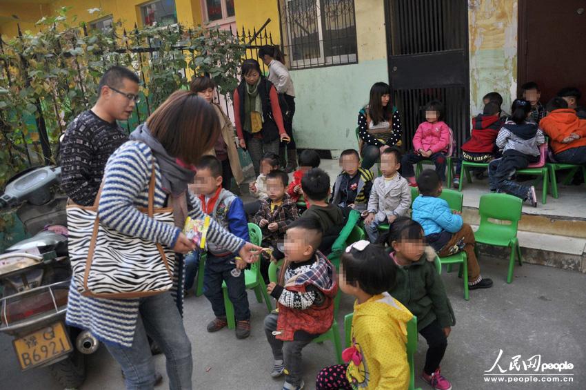 河南駐馬店市高新區(qū)一休幼兒園大門外聚集了數(shù)十位孩子家長(zhǎng),他們是來(lái)送孩子上學(xué)的,可是幼兒園大門卻被兩輛面包車?yán)锿舛滤?。周一一大早就遇到這事,不少家長(zhǎng)特意給單位請(qǐng)假替孩子討要說(shuō)法。