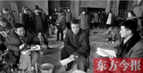 導(dǎo)演安建（左）、主演陳寶國(guó)等坐在一起說(shuō)戲