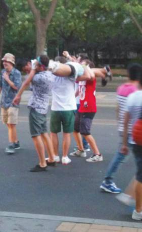外籍男子當(dāng)街肩扛、腳踏醉漢