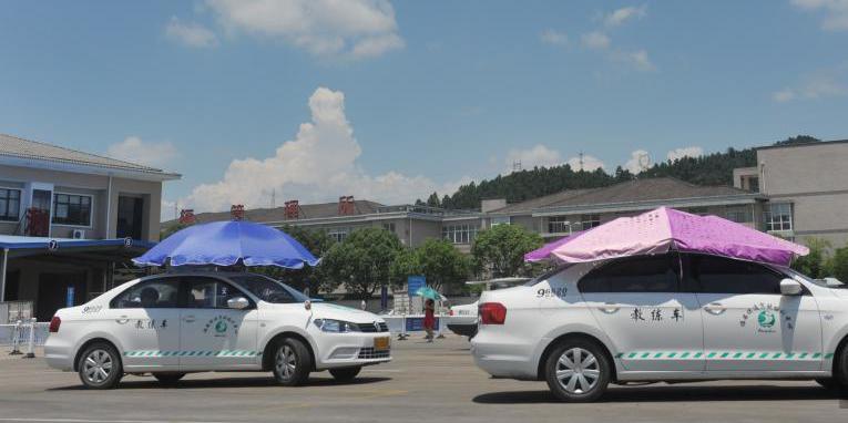 杭州一駕?，F(xiàn)遮陽(yáng)新招 教練車車頂撐傘