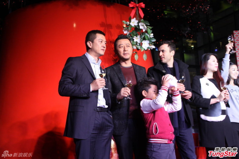 李亞鵬、郭濤父子相活動(dòng)