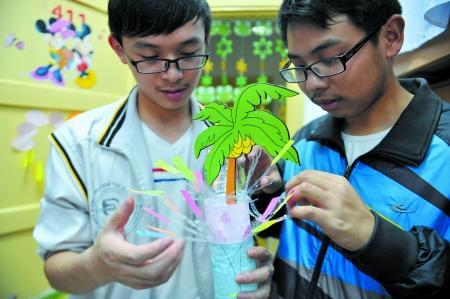 男生正把廢舊物做成裝飾品，裝扮女生寢室