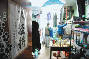 寢室門上的招貼表達(dá)了學(xué)生們的愿望，其實不逃課、少逃課才是不掛科的保證