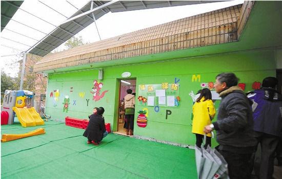 因?yàn)榕卵b修后的氣味影響孩子的健康，包括小葉在內(nèi)，很多家長(zhǎng)找到園方，要求換教室.