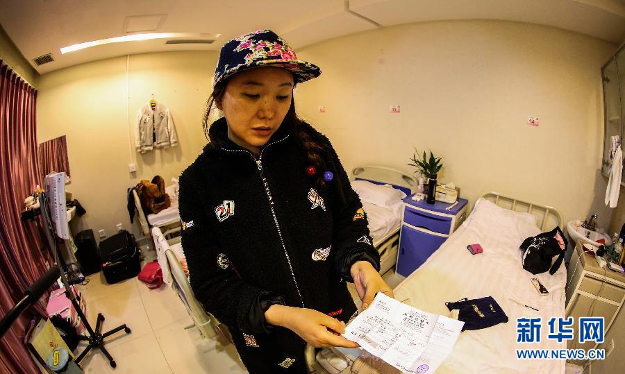 赴韓整形失敗者陳怡麗向記者展示醫(yī)療事故鑒定（4月8日攝）。