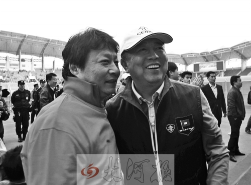 比賽結(jié)束后，老胡熱情擁抱老唐。