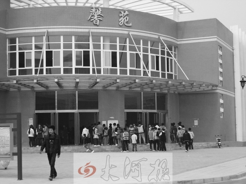 學(xué)生們排隊進入食堂就餐，對于統(tǒng)一15元的收費標(biāo)準(zhǔn)，不少學(xué)生和家長很不理解。