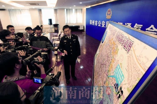 警方負責人向媒體介紹戰(zhàn)果，左上圖為警方繳獲的犯罪嫌疑人作案工具 記者 王春勝/圖