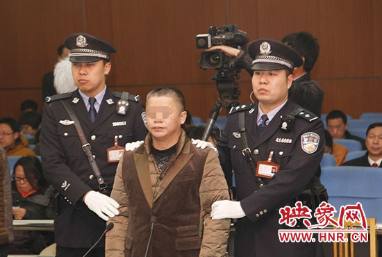 被告人被法警帶上法庭時(shí)，身上沒(méi)有戒具，也沒(méi)有剃光頭。（圖片來(lái)源于微博@豫法陽(yáng)光）