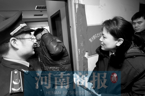 城管巡回法庭法官，到因違反城市管理的受罰當事單位送傳票