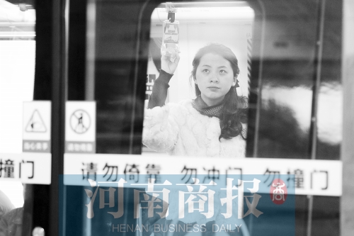 首個(gè)上班高峰，地鐵乘客以年輕的上班族為主