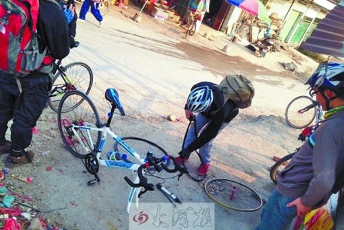運氣不好，十分鐘被扎了兩次胎，只能自己修車。