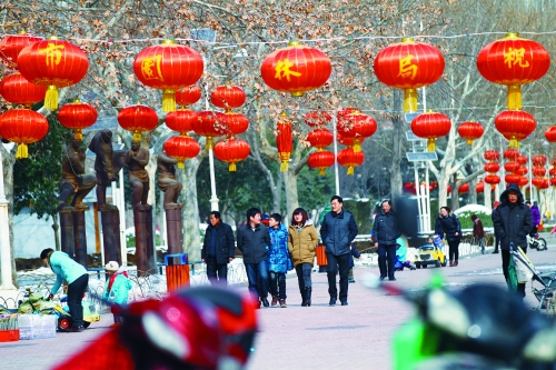 昨天，鄭州市文博廣場(chǎng)上已掛起了燈籠。