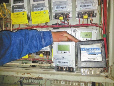 　跟智能電表（左）相比，老式機械電表（右）就像個“老古董”。
