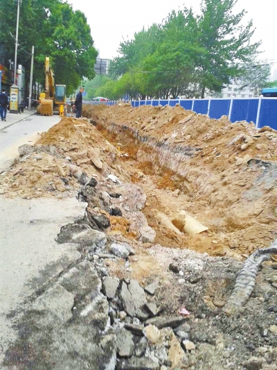 文化路大修改造工程，目前西半幅圍擋已基本鋪設(shè)到位。