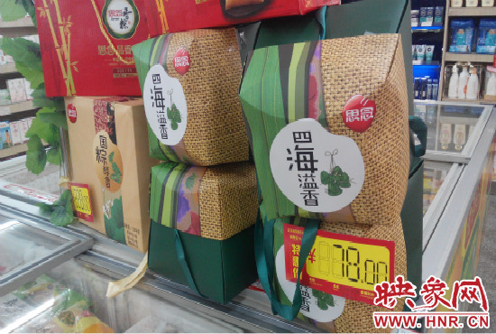 今年商場(chǎng)里的散裝、袋裝粽子多了，盒裝粽子的售價(jià)也更加親民。