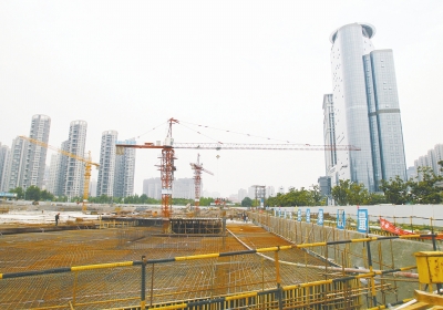 中州大道與金水東路東北角，正在建一座大型停車場。