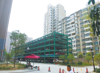 商城路與英協(xié)路交叉口附近的濱河綠苑小區(qū)內(nèi)，剛剛建好一個立體停車場。