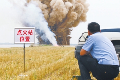 民警點(diǎn)火，引爆爆炸物品。
