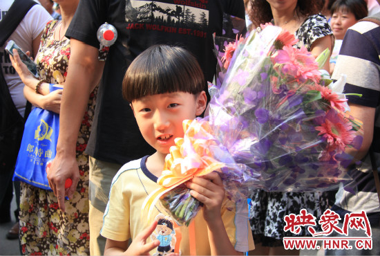 杜澤一直在考點(diǎn)門(mén)口等待表姐走出考場(chǎng)。