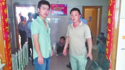在吳文舉老師的幫助下，王強(qiáng)強(qiáng)（左）從傳銷(xiāo)窩點(diǎn)成功脫險(xiǎn)。