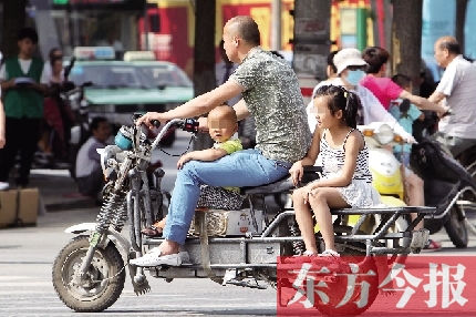 這樣帶著孩子，一個剎車，孩子就有可能摔下車