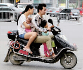 帶著孩子騎電動車，安全一定要放在第一位。