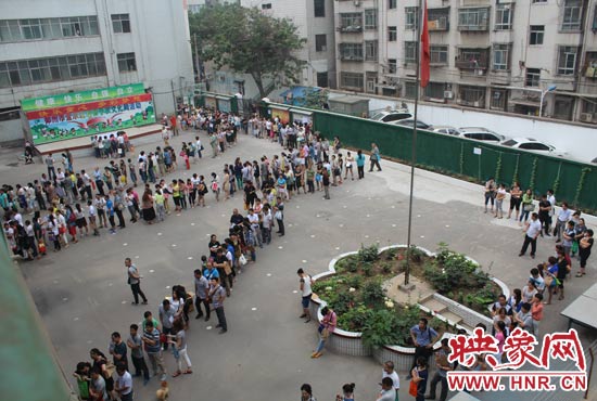 報名現(xiàn)場從一大早便已排起了長龍。
