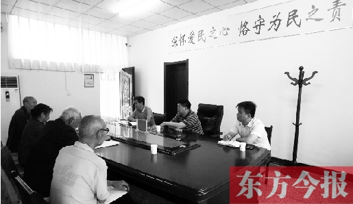 6月16日，幾位蘭考市民在向縣委副書記毛衛(wèi)豐反映問題。