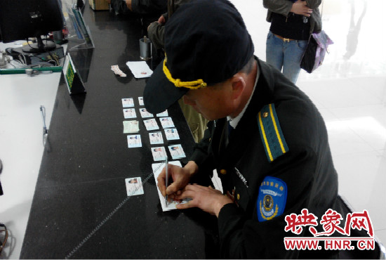 撿到的身份證，巡防隊(duì)員通常是自費(fèi)郵寄給失主。
