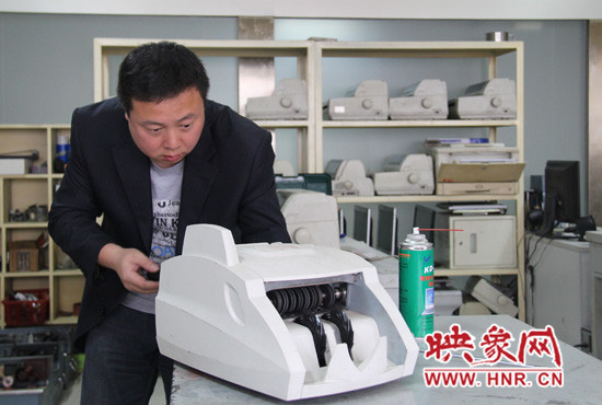 陸涌每天的工作就是和機(jī)器“談心”、發(fā)現(xiàn)故障、修好它們。