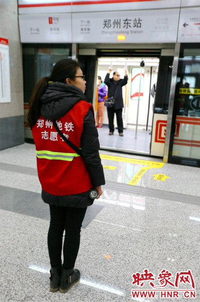 在前期的志愿工作中鄭州地鐵主要與市各大高校合作組建志愿者服務(wù)隊(duì)。